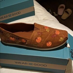 Toms Brown Pumpkin Embroidered Loafers